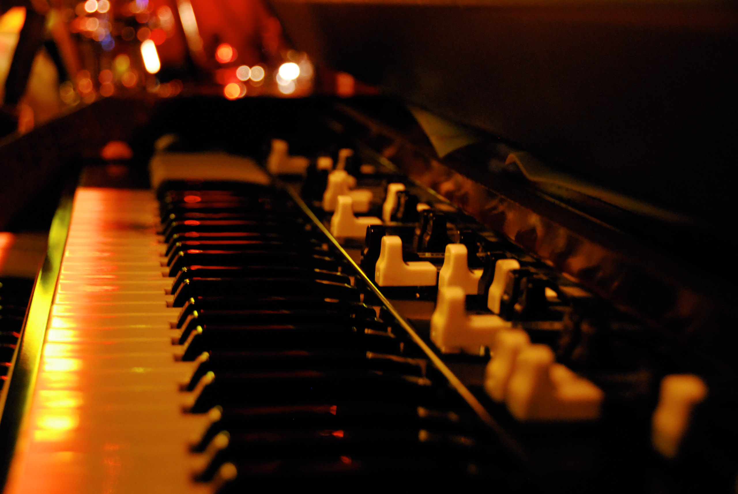 Upper-manual drawbars and keys on a Hammond B-3 (close-up); the classic jazz registration draws the first two bars fully out in the 88 8000 000 pattern.